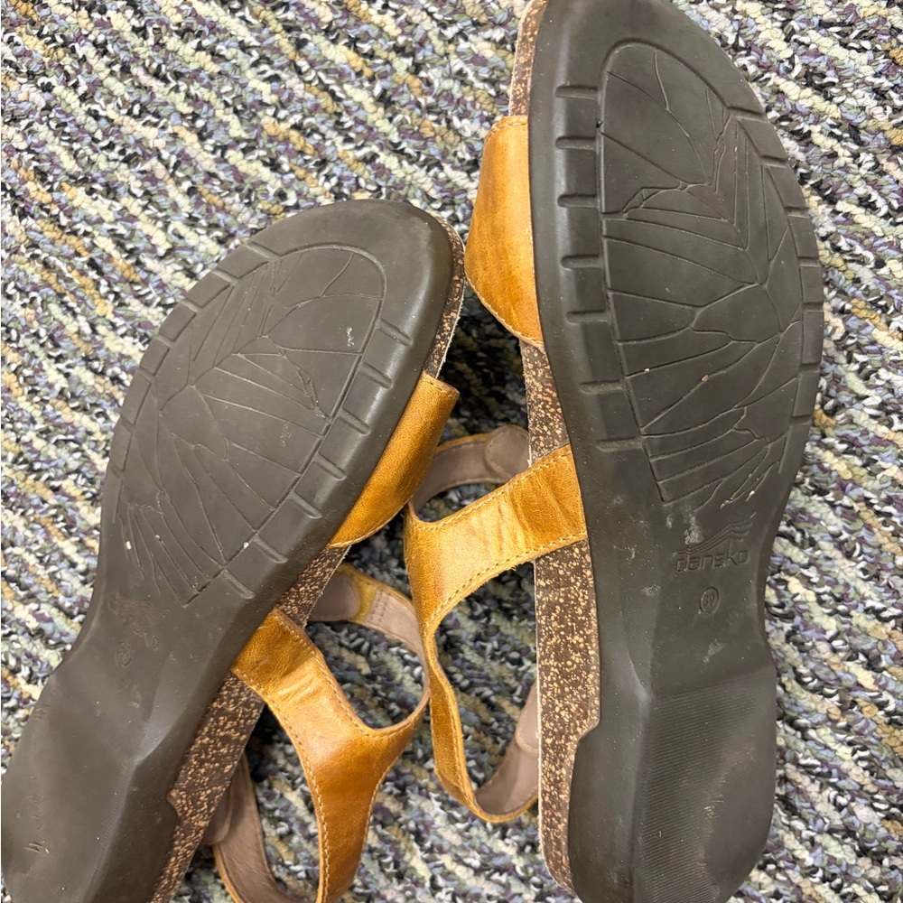 Dansko Women's tan/ “yellow waxy Ronda” Sandals